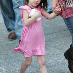 Suri Cruise con vestido rosa y zapatos de tacón
