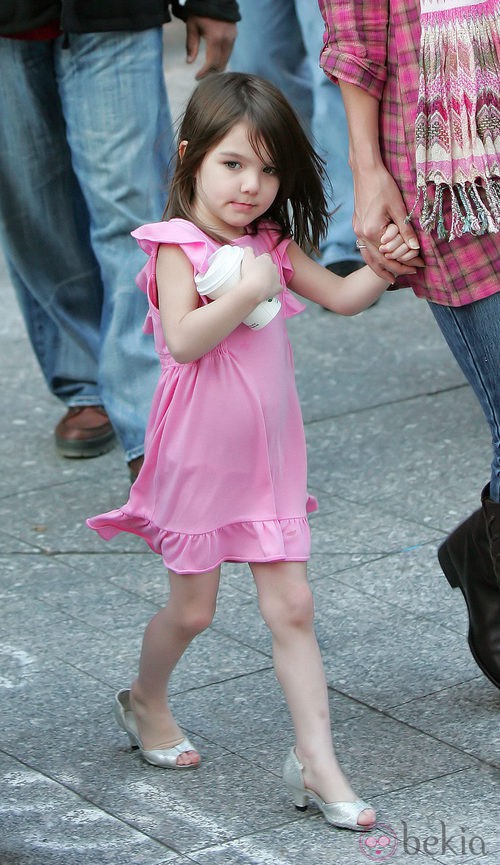 Suri Cruise con vestido rosa y zapatos de tacón