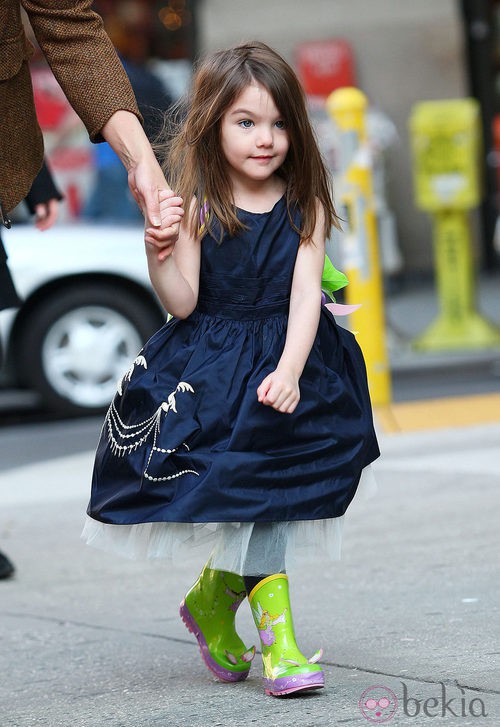 Suri Cruise con vestido azul y botas de goma estampadas