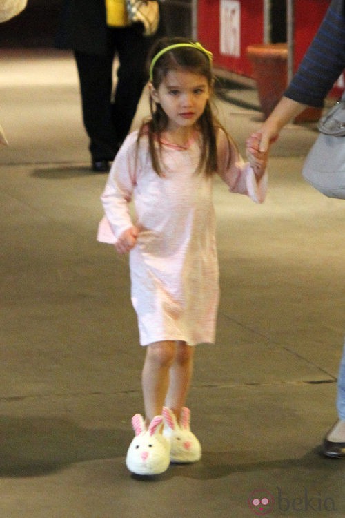 Suri Cruise con zapatillas de conejo por la calle