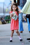 Suri Cruise con vestido color coral y bailarinas