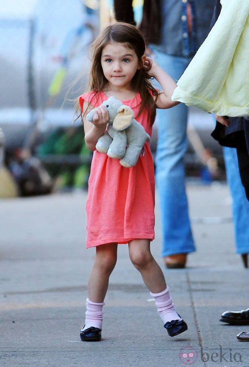 Suri Cruise con vestido color coral y bailarinas