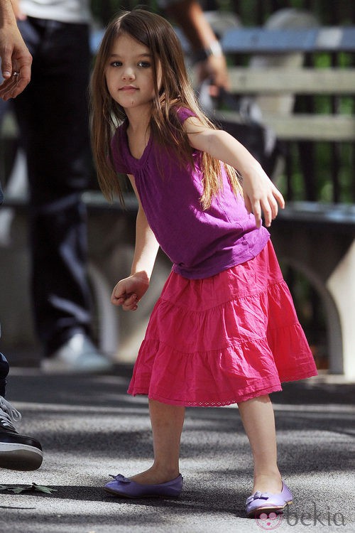 Suri Cruise con falda rosa y bailarinas malva