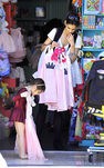 Suri Cruise se va de compras con su madre, Katie Holmes