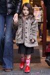 Suri Cruise con abrigo de peluche marrón y botas de cowboy