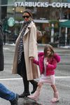Suri Cruise con plumífero fucsia y botas Ugg rosas