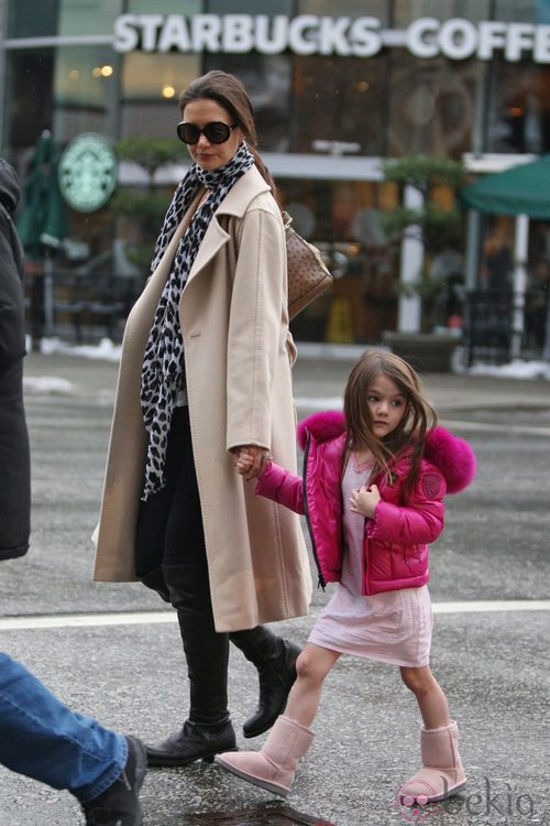 Suri Cruise con plumífero fucsia y botas Ugg rosas