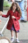 Suri Cruise con gabardina roja