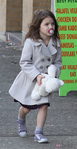 Suri Cruise con abrigo beige de doble botonadura