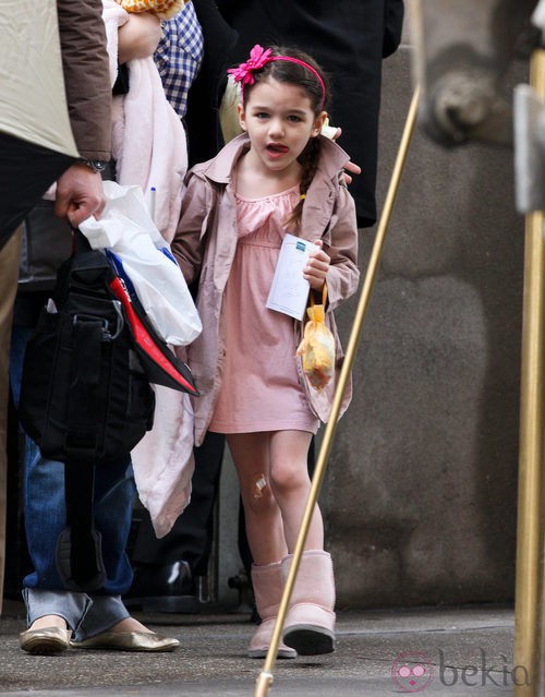 Suri Cruise con gabardina y vestido rosas