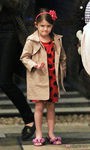 Suri Cruise con gabardina y vestido rojo de corazones