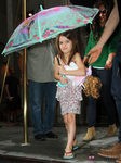 Suri Cruise con vestido de flores y paraguas de Barbie