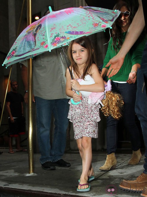 Suri Cruise con vestido de flores y paraguas de Barbie