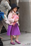 Suri Cruise con sombrero negro y mocasines lilas