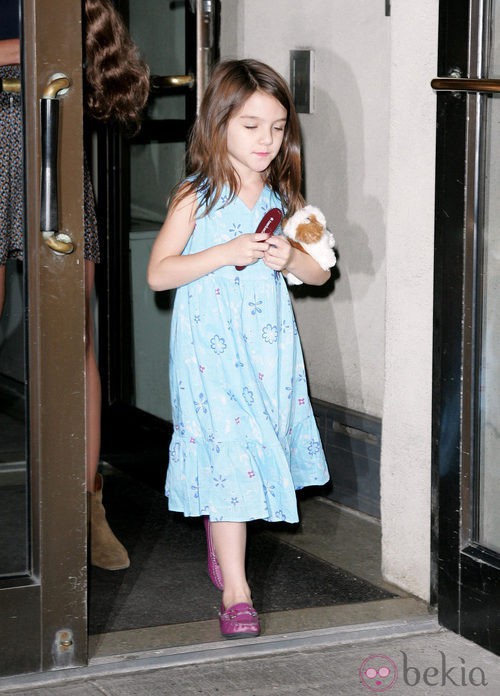 Suri Cruise con vestido azul y mocasines