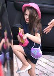 Suri Cruise con los labios pintados y bailarinas