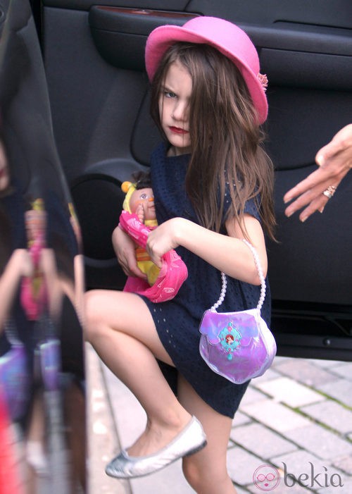 Suri Cruise con los labios pintados y bailarinas