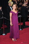Natalie Portman con un 'clutch' dorado de Roger Vivier y vestido de Rodarte en los Oscar 2011