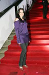 Mela nie C, de las Spice Girl, con pantalones vaqueros 