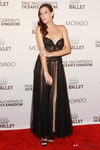 Liv Tyler con bustier de escote corazón y falda transparente de Stella McCartney
