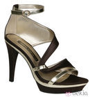 Sandalias de tiras en tono chocolate de Lorena Carreras, colección otoño/invierno 2011