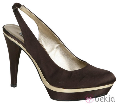 Zapatos de tacón con plataforma en tono chocolate de Lorena Carreras, colección otoño/invierno 2011