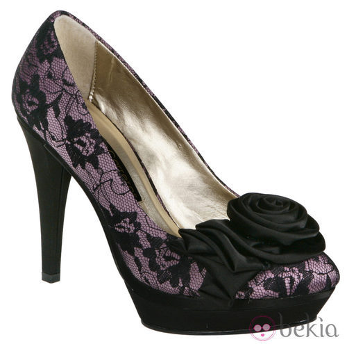 Zapatos rosas de encaje con flor de Lorena Carreras, colección otoño/invierno 2011