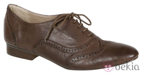 Zapatos oxford marrones de Lorena Carreras, colección otoño/invierno 2011