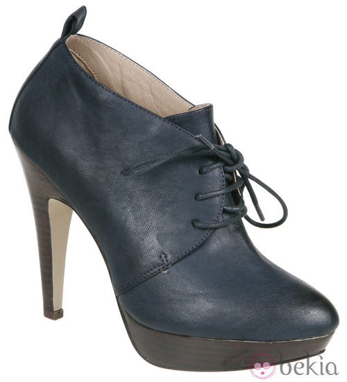 Botines azules con cordones de Lorena Carreras, colección otoño/invierno 2011