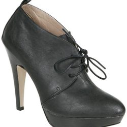Botines negros con cordones de Lorena Carreras, colección otoño/invierno 2011