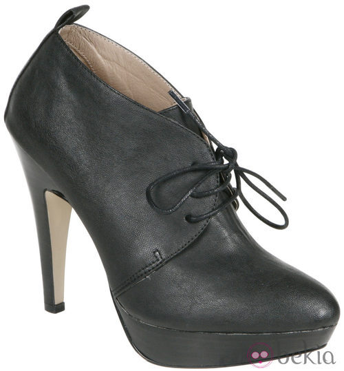 Botines negros con cordones de Lorena Carreras, colección otoño/invierno 2011