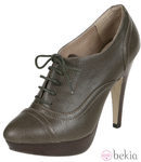 Botines en tono chocolate con cordones de Lorena Carreras, colección otoño/invierno 2011