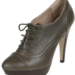 Botines en tono chocolate con cordones de Lorena Carreras, colección otoño/invierno 2011