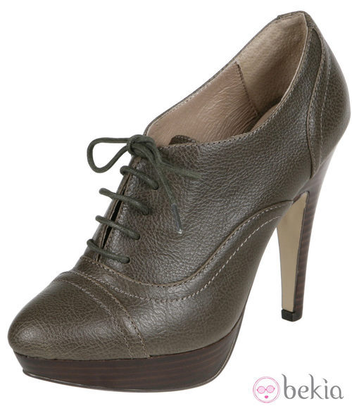 Botines en tono chocolate con cordones de Lorena Carreras, colección otoño/invierno 2011