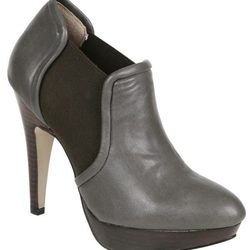 Botines grises con banda elástica de Lorena Carreras, colección otoño/invierno 2011
