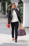 Pippa Middleton con pantalón pitillo negro y bolso rojo