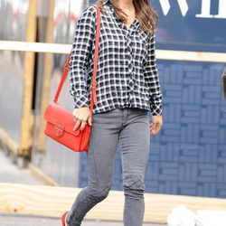 Pippa Middleton con camisa de cuadros y pantalón vaquero