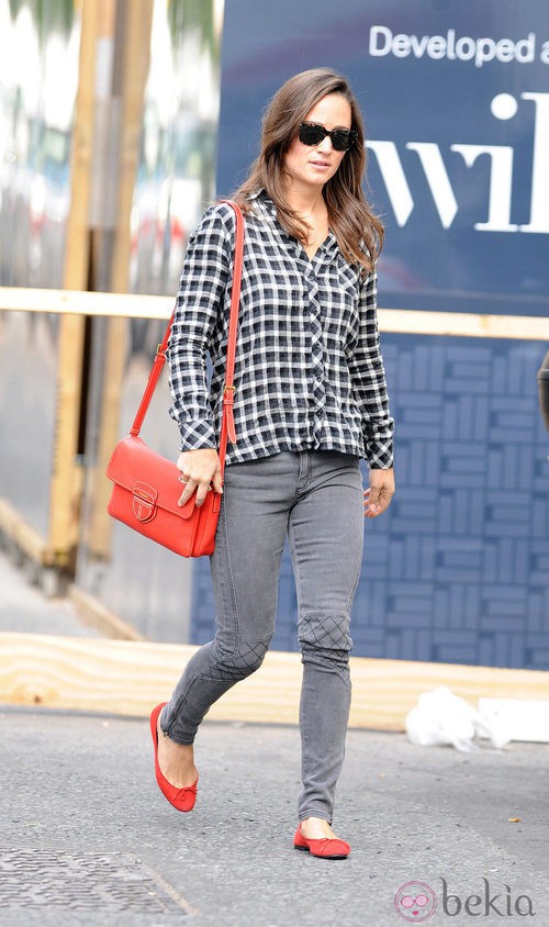 Pippa Middleton con camisa de cuadros y pantalón vaquero