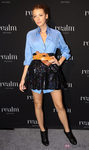 Blake Lively con falda con brillos y camisa masculina de Vivienne Westwood