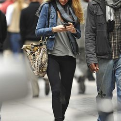 Blake Lively con leggins negros y camiseta gris