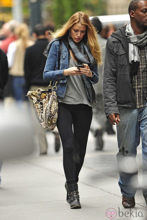 Blake Lively con leggins negros y camiseta gris