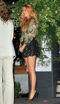 Blake Lively con falda brillante y zapatos de Christian Louboutin