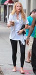 Blake Lively con leggins negros y camiseta blanca