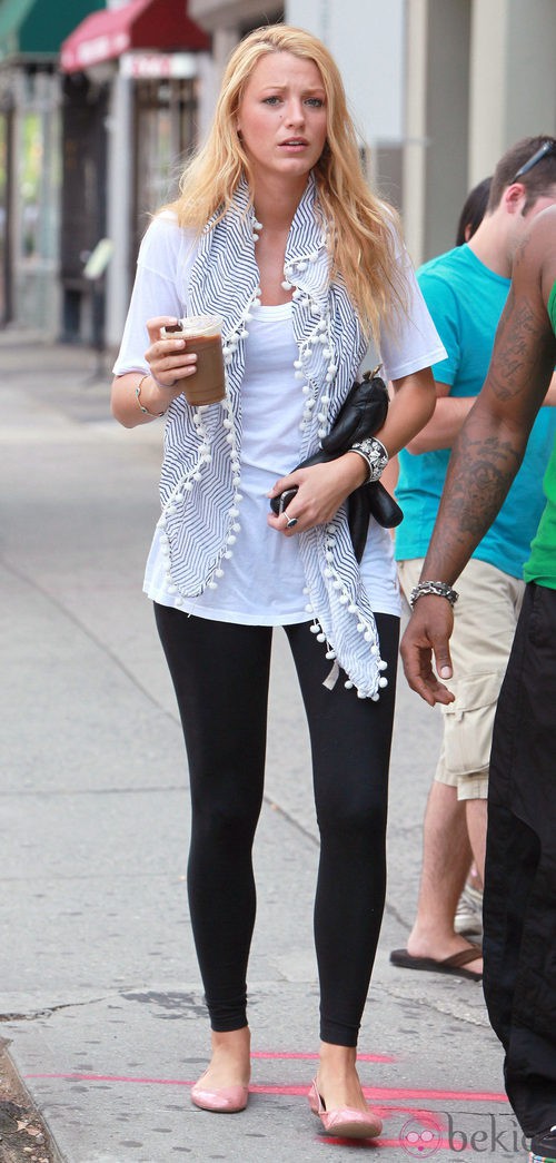 Blake Lively con leggins negros y camiseta blanca