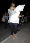 Blake Lively en el aeropuerto con una almohada