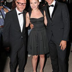 Scarlett Johansson posa con Domenico Dolce y Stefano Gabbana