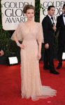 Scarlett Johansson con traje de Elie Saab en los Globos de Oro 2011