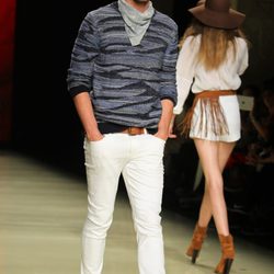 Jon Kortajarena con conjunto de Mango en el desfile de la 080 Barcelona Fashion