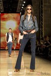 Pantalón de campana y camisa vaquera de Mango en el desfile de la 080 Barcelona Fashion 2015