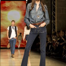 Pantalón de campana y camisa vaquera de Mango en el desfile de la 080 Barcelona Fashion 2015